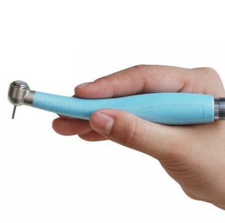 La turbine dentaire est un petit instrument que le dentiste utilise pour enlever les caries et préparer les dents pour les plombages ou les couronnes. Elle tourne très vite, ce qui permet au dentiste de travailler rapidement et précisément.