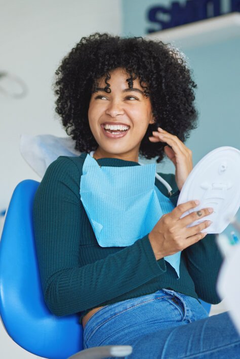 Femme souriante lors d'une visite chez le dentiste Title: Patiente heureuse au Centre Dentaire Zerktouni