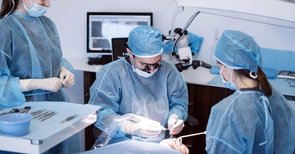 Chirurgie dentaire en cours au Centre Dentaire Zerktouni à Casablanca